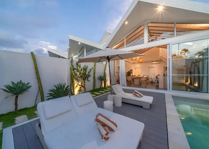 Sea Breeze Retreat Modern 3br In Villa